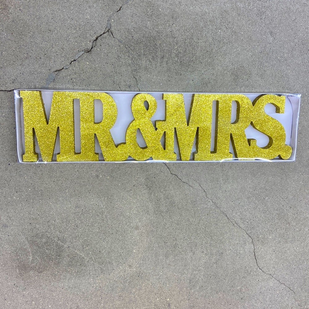 Mr & Mrs sign NWT